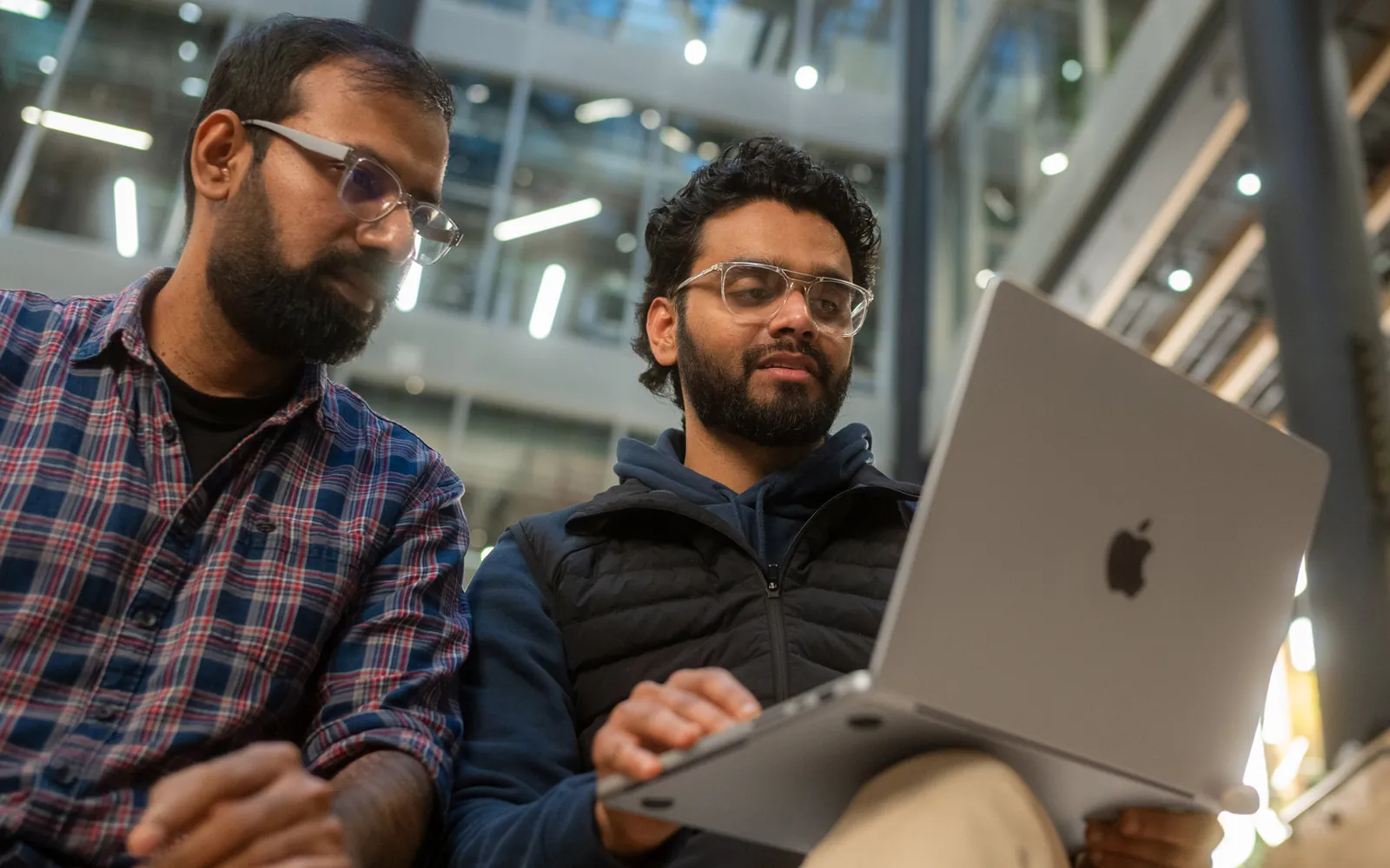 Zaposleni u kancelariji rade na MacBook-u
